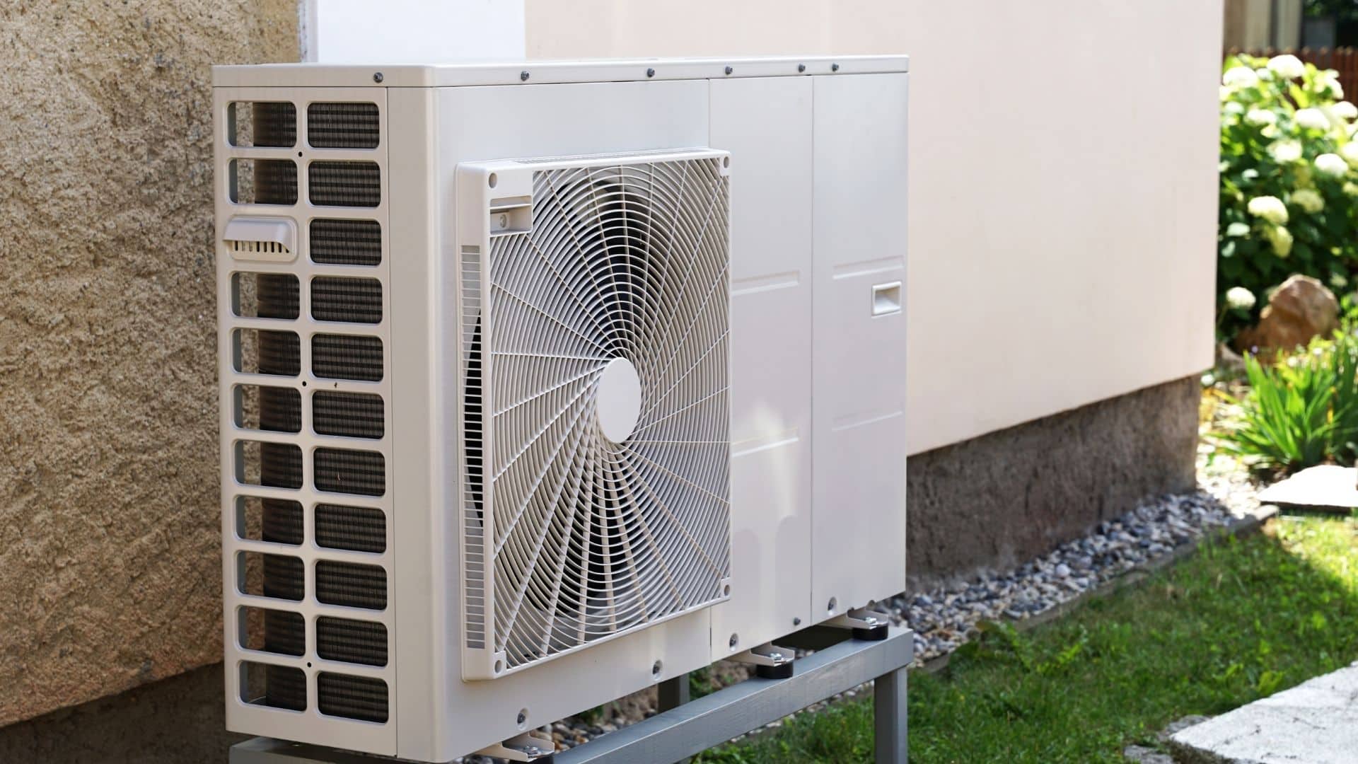 Unité HVAC extérieure installée par New Clim, expert en climatisation à Cannes.