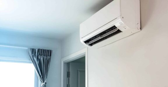 Nicolas de New Clim, expert en climatisation, garantit un confort thermique optimal.